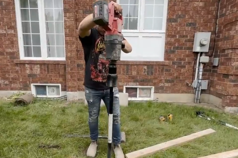 Installer des pieux sans effort : la méthode préférée des pros du paysagement et de la construction